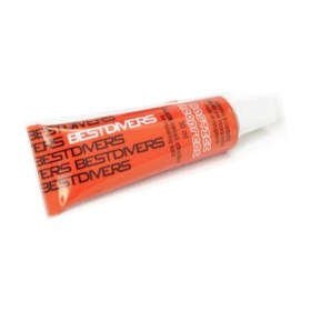 Tubetto di Mastice Neoprene di Best Divers, colore arancione con logo in bianco e in nero. Vista frontale
